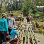 Hujan Lebat Putuskan Akses Penghubung Dua Desa, Polri dan Warga Dirikan Jembatan Darurat di Garut.
