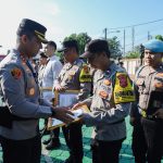 Kapolres Karawang Pimpin Upacara Pemberian Penghargaan bagi Personel Polres dan TNI, Reward Umroh bagi Bhabinkamtibmas Terbaik
